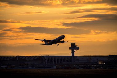 Gün batımında uçak silueti