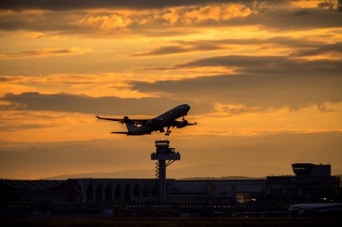 Gün batımında uçak silueti