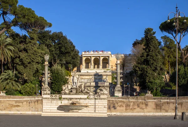 Heykel ve Piazza del Popolo Roma Çeşmesi