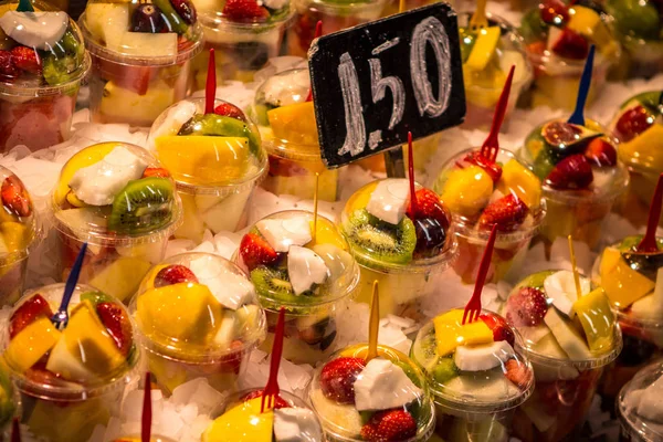 Barevné ovocných šťáv v La Boqueria v Barceloně — Stock fotografie