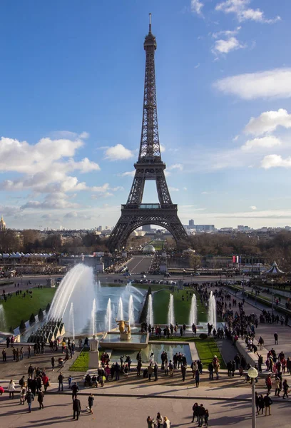 Eiffeltornet och fontänen på Jardins du Trocadero, Paris — Stockfoto