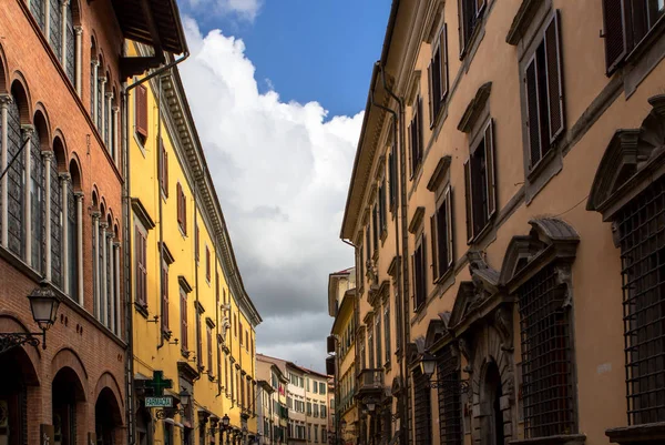 Узкая улица Пизы, Италия — стоковое фото