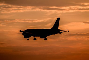 Gün batımında uçak inecek.