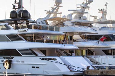 Lüks, zengin Yat Limanı Porto Cervo içinde demirleyen.