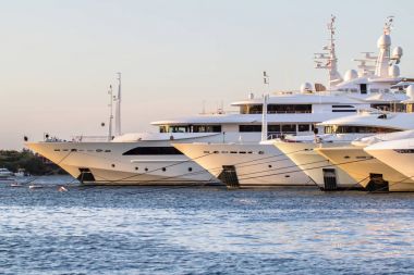Lüks, zengin Yat Limanı Porto Cervo içinde demirleyen.