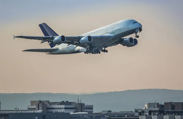 Flugzeug hebt ab — Stockfoto