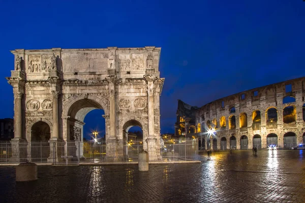 O Coliseu e o Arco de Constantino em Roma — Fotografia de Stock