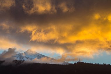 Volkan Teide üzerinde gökyüzü günbatımı 