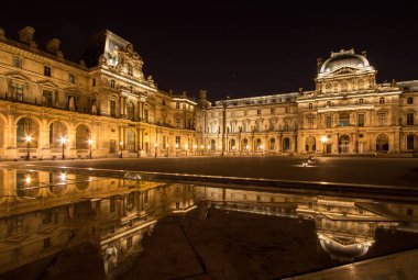Gece Paris'te Louvre Musée
