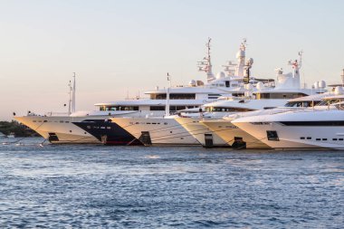 Lüks, zengin Yat Limanı Porto Cervo içinde demirleyen.