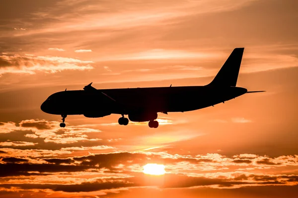 Приземлення літака на заході сонця — стокове фото