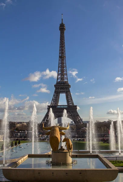 Eiffeltornet och fontänen på Jardins du Trocadero, Paris — Stockfoto