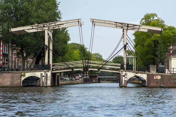 Puente sobre el canal en Amsterdam — Foto de Stock