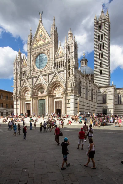 Siena kathedrale an einem sonnigen sommertag, toskana, italien — Stockfoto