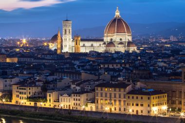 Basilica di Santa Maria del Fiore gece, İtalya Floransa'da