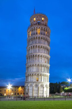 Pisa Leaning Tower gece, İtalya
