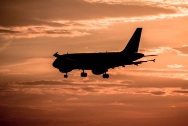 Gün batımında uçak inecek.