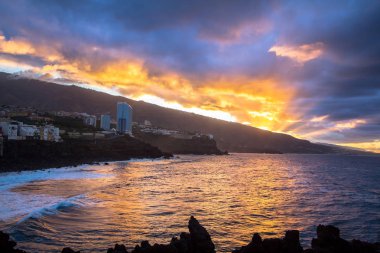 Volkan Teide üzerinde gökyüzü günbatımı 
