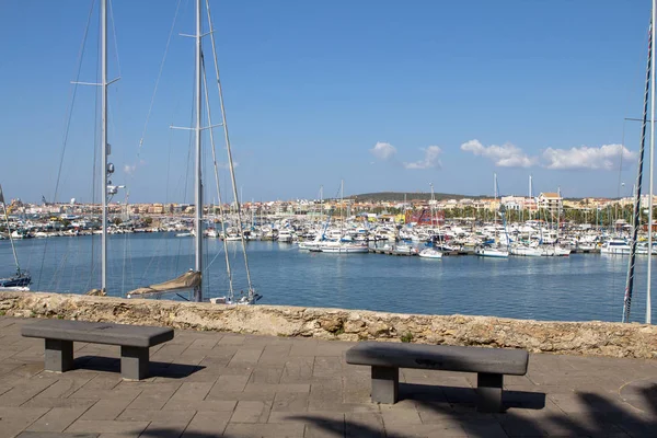 Jachty kotvící v přístavu Alghero, Sardinie — Stock fotografie