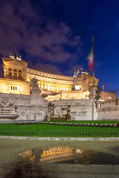 Altaret av fosterlandet på natten, Rom, Italien — Stockfoto