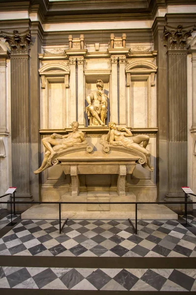 Tombeau de Lorenzo II de Médicis et au-dessous couché sur le sarcophage — Photo
