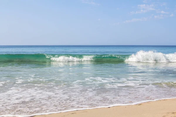 Beyaz kumsal ve mavi gökyüzü