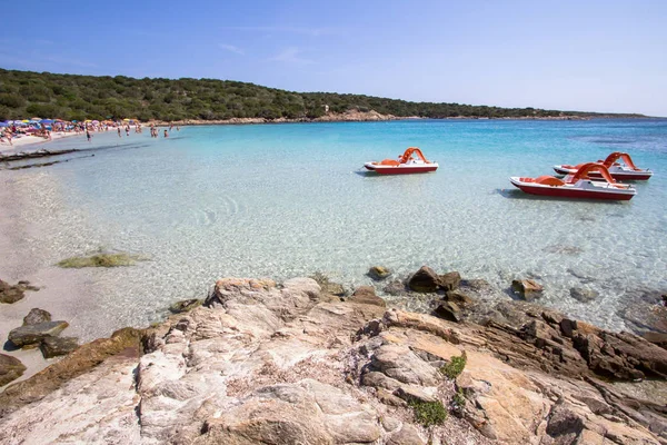 Güzel sahilde Sardunya Adası, İtalya