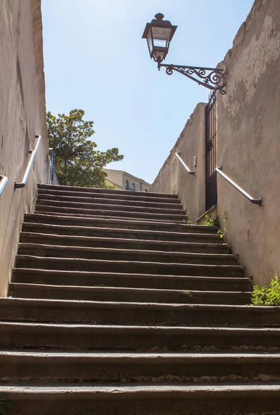 Staré schody v ulicích Alghero — Stock fotografie