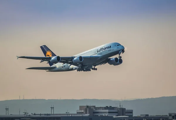 Avión despegando —  Fotos de Stock