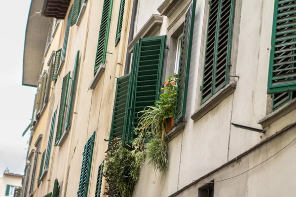 Gammalt hus med fönsterluckor i Florens, Italien — Stockfoto