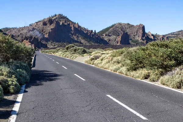 Rochers de lave et route vers le volcan Teide sur Tenerife — Photo