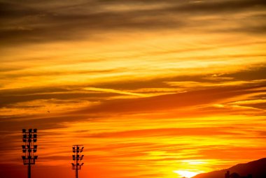 bulutlu gün batımı