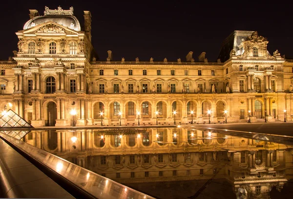Musee Louvre in Parijs bij nacht — Stockfoto