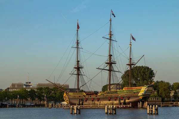 VOC ship in Amsterdam harbor — Stock Photo, Image