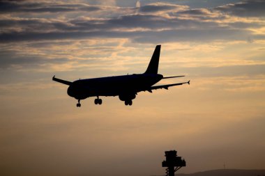 Gün batımında uçak inecek.