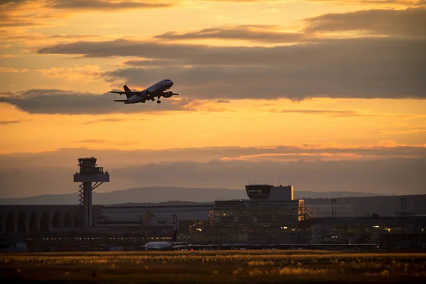 Flugzeug hebt ab — Stockfoto