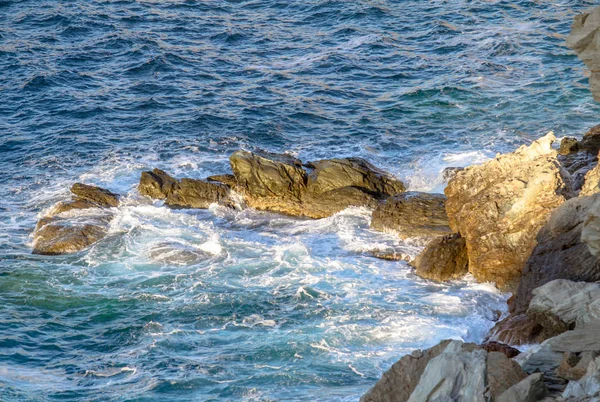 Vågor och stenar — Stockfoto