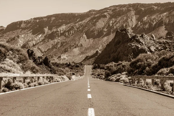 Rochers de lave et route vers le volcan Teide sur Tenerife — Photo