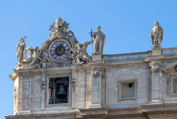 Estátuas na Catedral de São Pedro em Roma — Fotografia de Stock