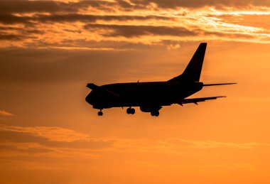 Gün batımında uçak inecek.