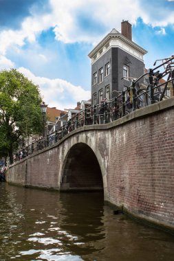 Amsterdam kanal üzerinden köprü