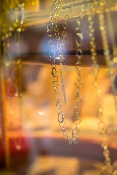 Belas jóias em uma loja — Fotografia de Stock