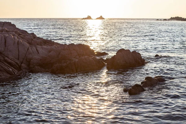 Beau coucher de soleil sur le bord de mer rocheux — Photo