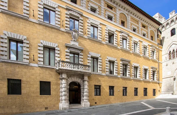 Palazzo Spannocchi on Piazza Salimbeni, Siena, Italy — 图库照片