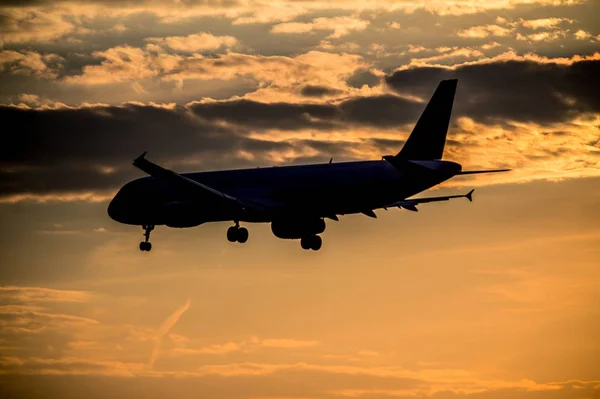 Atterrissage de l'avion au coucher du soleil — Photo