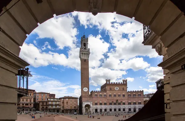 Piazza del Campo mit Palazzo Pubblico, Siena, Italien — Stockfoto