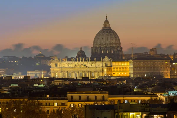 Vista panorámica de Roma al atardecer con la Catedral de San Pedro — Foto de Stock