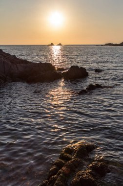 Kayalık sahil üzerinde güzel gün batımı