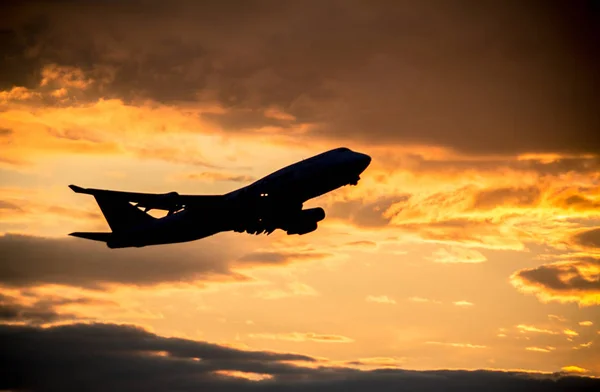 Airplane taking off — Stock Photo, Image