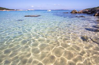 Plajda Baja Sardinia Sardunya, İtalya